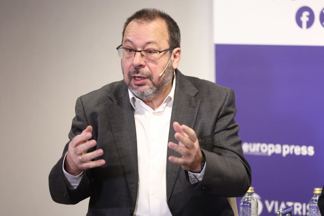 Archivo - El director general de Cartera Común del Sistema Nacional de Salud, César Hernández, durante un encuentro informativo Viatris, a 2 de diciembre de 2025, en Madrid (España). El evento que lleva por nombre '¿Cómo garantizar el acceso a medicamento