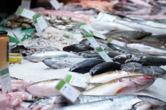 Archivo - Detalle de una pescadería, en el Mercado de la Boquería, a 23 de diciembre de 2025, en Barcelona, Catalunya (España). La Organización de Consumidores y Usuarios (OCU) advierte en su último informe que los precios de los alimentos más habituales