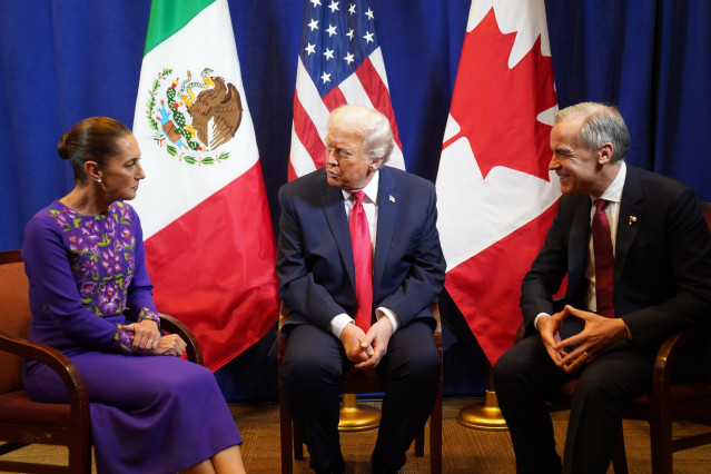 Archivo - La presidenta de México, Claudia Sheinbaum, junto con su homólogo estadounidense, Donald Trump, y el primer ministro canadiense, Mark Carney.