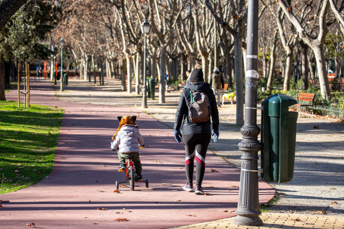 Niños jugando en un parque tras la llegada de los Reyes Magos, a 6 de enero de 2026, en Madrid (España). Los Reyes Magos (Melchor, Gaspar y Baltasar) tienen prevista su llegada este lunes a España,