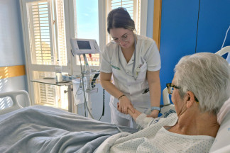 Archivo - Paciente en uno de los hospitales la Corporació.