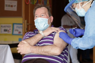 Archivo - Primer residente en recobir la segunda dosis de la COVID-19