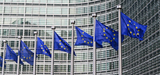 Archivo - Banderas de la UE en el edificio Berlaymont, sede de la Comisión Europea