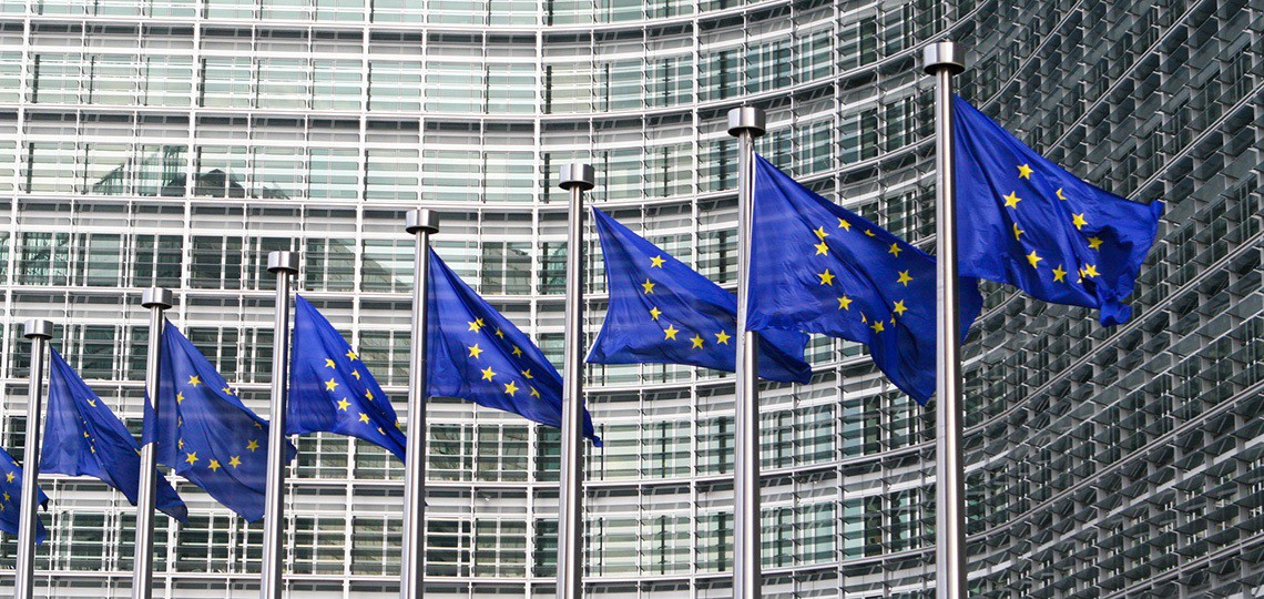 Archivo - Banderas de la UE en el edificio Berlaymont, sede de la Comisión Europea