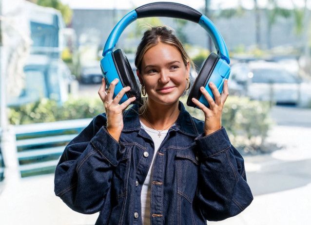 Los nuevos altavoces en forma de auriculares Blue XL de JLab.