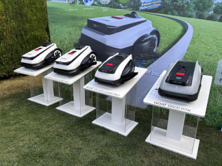 Robots de la gama GOAT de Ecovacs.