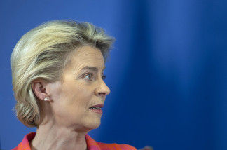 Archivo - La presidenta de la Comisión Europea, Ursula von der Leyen, interviene después de su reunión con el presidente del Gobierno.