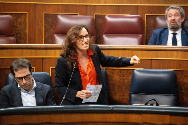 La ministra de Sanidad, Mónica García (d), y el ministro de Economía, Comercio y Empresa, Carlos Cuerpo (i),  durante una sesión de control al Gobierno, en el Congreso de los Diputados, a 11 de febrero de 2026, en Madrid (España). El pleno acoge el primer