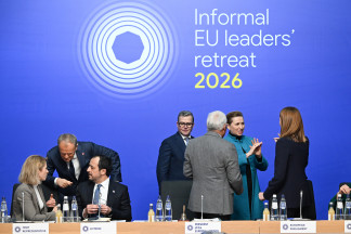 Varios líderes de la Unión Europea charlan antes del inicio de la cumbre informal que celebran en el castillo de Alden Biesen (Bélgica).