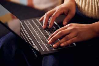 Persona usando el teclado de un portátil Windows