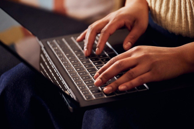 Persona usando el teclado de un portátil Windows