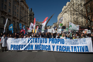 Manifestantes portan pancarta con lema 'Por un estatuto propio para la profesión médica y facultativa' durante la manifestación contra el Estatuto Marco del Ministerio de Sanidad, a 14 de febrero d