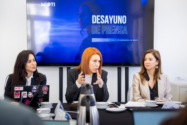 La CEO de MIOTI, Fabiola Pérez, y la directora de Desarrollo de Negocios de MIOTI, Esther Morales, en un desayuno de prensa informativo.