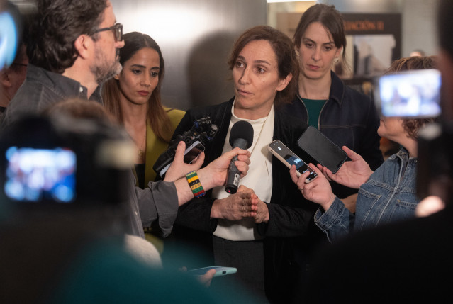 La ministra de Sanidad, Mónica García, la diputada de Sumer, Tesh Sidi, y la portavoz de Más Madrid en el Ayuntamiento de Madrid, Rita Maestre, durante la jornada 'Tax The Robots: Fiscalidad y Empleo en la Era de la Inteligencia Artificial', en el Congres