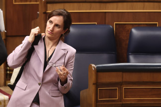 La ministra de Sanidad, Mónica García, a su salida de una sesión de control al Gobierno, en el Congreso de los Diputados, a 18 de febrero de 2026, en Madrid (España). El Gobierno se enfrenta a una