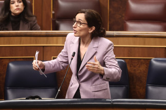 La ministra de Sanidad, Mónica García, interviene durante una sesión de control al Gobierno, en el Congreso de los Diputados, a 18 de febrero de 2026, en Madrid (España). El Gobierno se enfrenta a