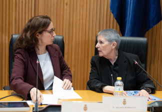 La ministra de Sanidad, Mónica García, y la presidenta del Grupo Español de Pacientes con Cáncer (GEPAC), Begoña Barragán, clausuran el acto institucional ‘Acuerdo de Estado por el movimiento 