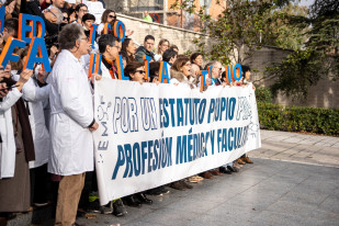 Decenas de médicos y personal sanitario durante una concentración, frente al Hospital Gregorio Marañón, en la primera jornada de huelga general del sector médico a 16 de febrero de 2026, en Madri