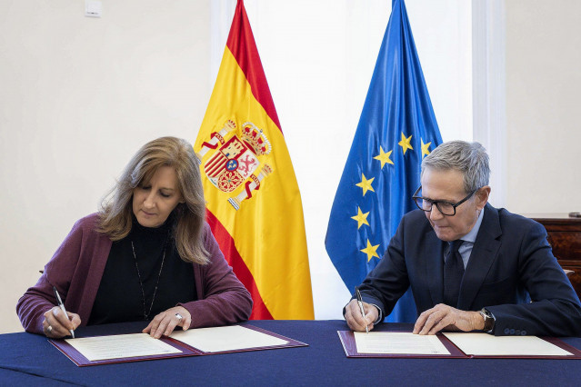 Firma del convenio de colaboración entre el Ministerio del Interior y la Asociación Española Contra el Cáncer.
