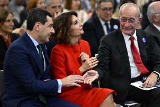 Archivo - La vicepresidenta primera y ministra de Hacienda, María Jesús Montero, junto al presidente de la Junta de Andalucía, Juanma Moreno (i) y el alcalde de Málaga, Francisco de la Torre (d), 