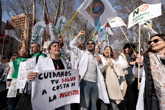 Archivo - Decenas de personas durante una concentración de los sindicatos médicos frente al Ministerio de Sanidad, a 13 de febrero de 2025, en Madrid (España). Los sindicatos médicos de todo el país se concentran para mostrar su disconformidad con el borr