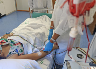 Archivo - Un donante de médula ósea en pleno proceso.