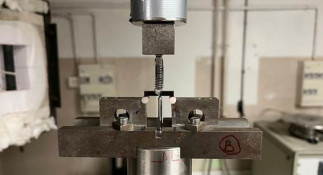 Imagen de la prueba de resistencia del nuevo material realizada en el laboratorio de los colaboradores franceses.