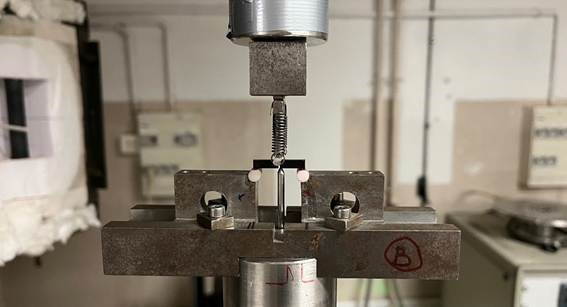 Imagen de la prueba de resistencia del nuevo material realizada en el laboratorio de los colaboradores franceses.