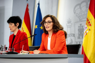 (i-d) La Ministra de Inclusión, Seguridad Social y Migraciones y portavoz del Gobierno, Elma Saiz, y la ministra de Sanidad, Mónica García, durante una rueda de prensa tras la reunión del Consejo 