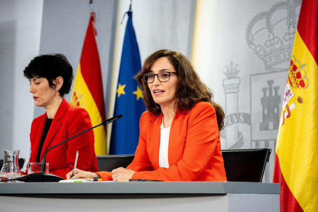 (i-d) La Ministra de Inclusión, Seguridad Social y Migraciones y portavoz del Gobierno, Elma Saiz, y la ministra de Sanidad, Mónica García, durante una rueda de prensa tras la reunión del Consejo de Ministros, a 10 de febrero de 2026, en Madrid (España).