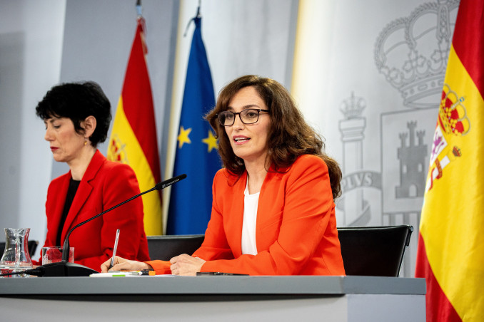 (i-d) La Ministra de Inclusión, Seguridad Social y Migraciones y portavoz del Gobierno, Elma Saiz, y la ministra de Sanidad, Mónica García, durante una rueda de prensa tras la reunión del Consejo 