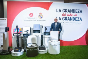 El exfutbolista y embajador del Real Madrid Roberto Carlos junto a la nueva gama de robots de limpieza de Roborock.
