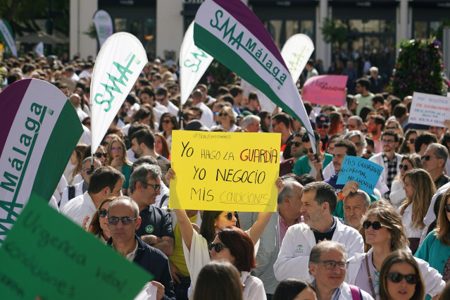 Manifestación convocada por el Sindicato Médico Andaluz con motivo de la tercera jornada consecutiva de huelga contra el estatuto marco aprobado por el Ministerio de Sanidad. A 18 de febrero de 2026, en Málaga (Andalucía, España). Los profesionales médico
