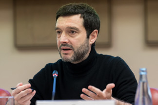 El ministro de Derechos Sociales, Consumo y Agenda 2030, Pablo Bustinduy, durante una jornada sobre la regularización de la publicidad de alimentos no saludables, en el Congreso, a 2 de marzo de 2026