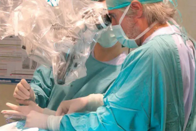 El jefe del Servicio de Neurocirugía del Hospital Universitario La Luz, Francisco Villarejo, en una intervención.