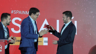 El CEO de Roams, Eduardo Delgado, recogiendo el premio de manos del ministro Óscar Lóp