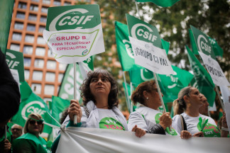 Archivo - Un grupo personas sujeta una pancarta durante una concentración de la Central Sindical Independiente y de Funcionarios (CSIF), frente al Ministerio de Sanidad, a 18 de octubre de 2023, en M