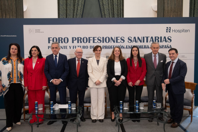 La ministra de Sanidad, Mónica García, el presidente del Grupo Hospiten, Juan José Hernández Rubio, el presidente del Coelgio de Enfermeros, Florentino Pérez Raya y el presidente de Europa Press, Asís Martín de Cabiedes, durante el Encuentro Informativo H