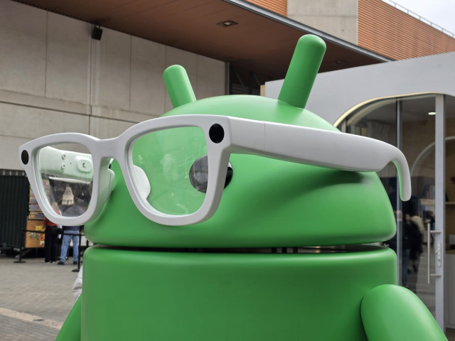 Figura de Android con gafas inteligentes de Google en MWC 2026.