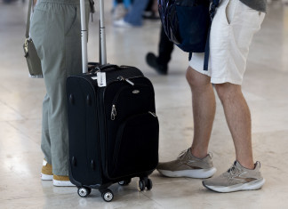 Archivo - Varias personas con maletas, en el Aeropuerto Adolfo Suárez Madrid-Barajas