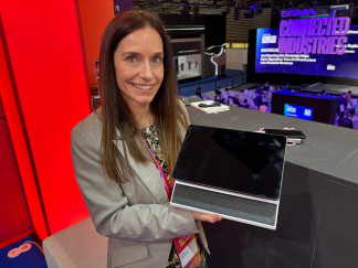 La directora general de SPC, Teresa Acha-Orbea,  junto a ZEUS HALO.