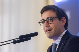 Archivo - El vicepresidente ejecutivo de Prosperidad y Estrategia Industrial de la Comisión Europea, Stéphane Séjourn, participa en un desayuno informativo de Fórum Europa, a 2 de octubre de 2025,