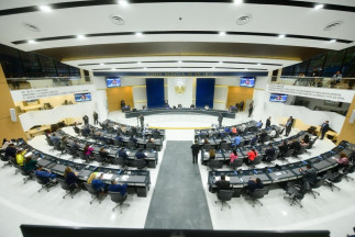 El Salvador elimina restricciones de propiedad extranjera en bancos para atraer inversión.