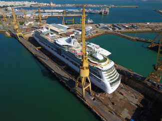 Archivo - El crucero 'Jewel of the Seas' en los astilleros de Navantia Cádiz