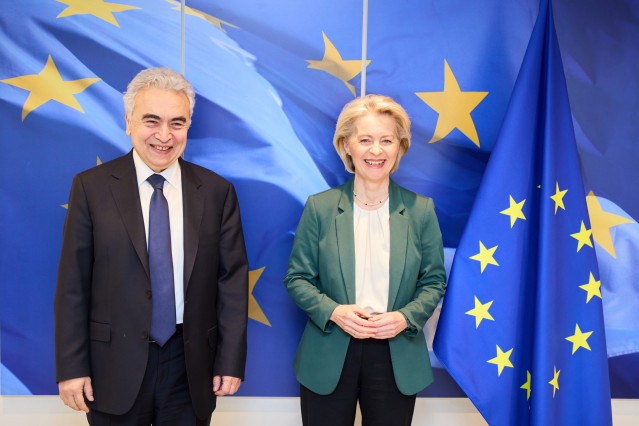 La presidenta de la Comisión Europea, Ursula von der Leyen, y el director de la Agencia Internacional de la Energía (AIE), Fatih Birol.