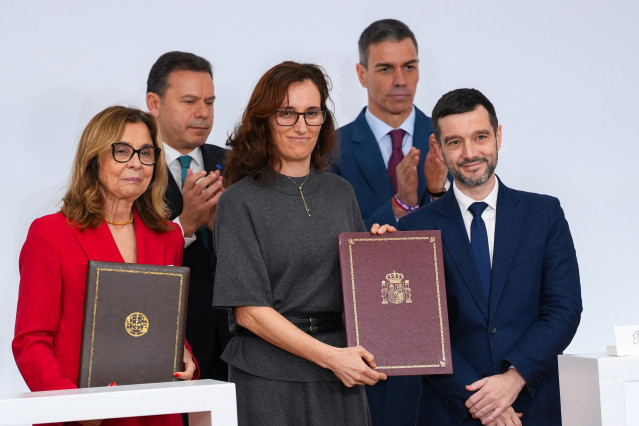 El presidente del Gobierno, Pedro Sánchez (d) y su homólogo portugués, Luis Montenegro (i) presiden la ceremonia de firma de acuerdos de la XXXVI Cumbre hispano-portuguesa, en el Aula Magna de la Universidad Internacional de Andalucía. A 6 de marzo de 202