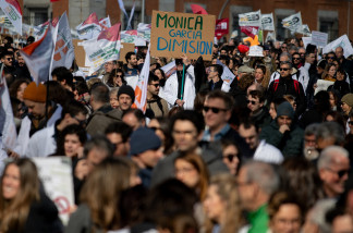 Manifestante porta pancarta con lema 'Mónica García dimisión' durante la manifestación contra el Estatuto Marco del Ministerio de Sanidad, a 14 de febrero de 2026, en Madrid (España). La Confeder
