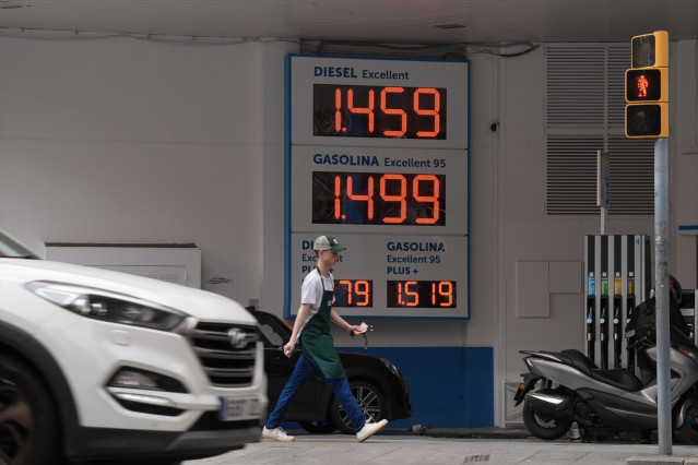 Cartel de precios en una gasolinera a 4 de marzo de 2026