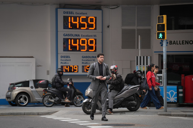 Cartel de precios en una gasolinera, a 4 de marzo de 2026, en Barcelona, Catalunya (España).