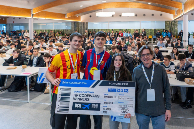 Vera Morancho, Pol Gualda y Konrad Danielewicz, del centro Aula Escola Europea, ganador de HP CodeWars en Barcelona